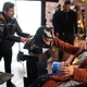 Une image des coulisses de Venom 2 présente Andy Serkis dirigeant Tom Hardy qui porte un peignoir et a une main touchant un buste physique de Venom avec lequel interagir.